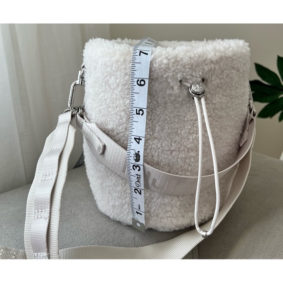 Lululemon Sherpa Crossbody Cream bucket Bag
NWOT - Picture 2 of 8